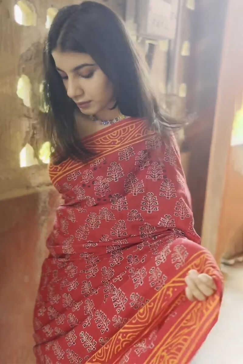 Maroon Mul Cotton Saree - full spread