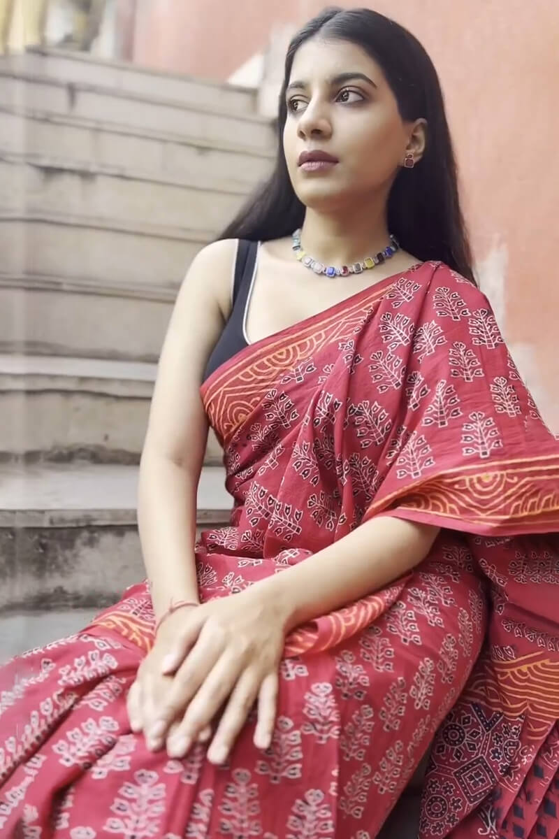 Maroon Mul Cotton Saree - fabric detail