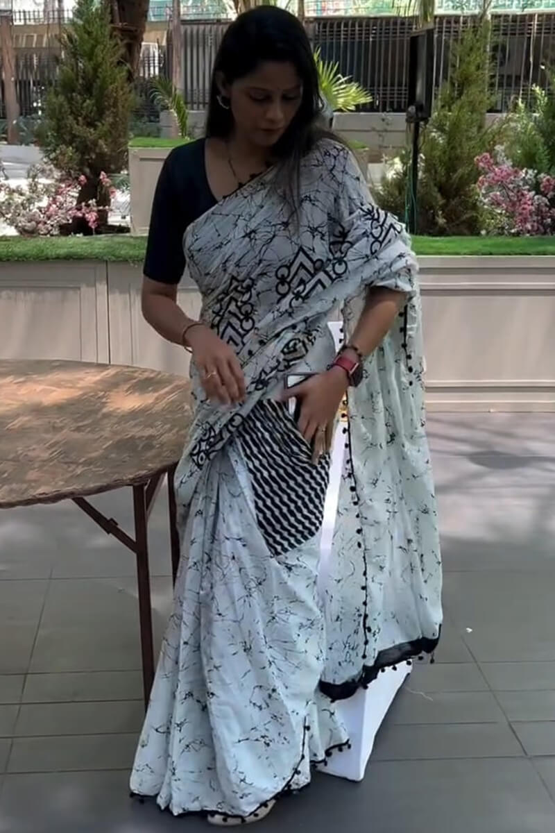 White Mul Cotton Saree - pocket detail