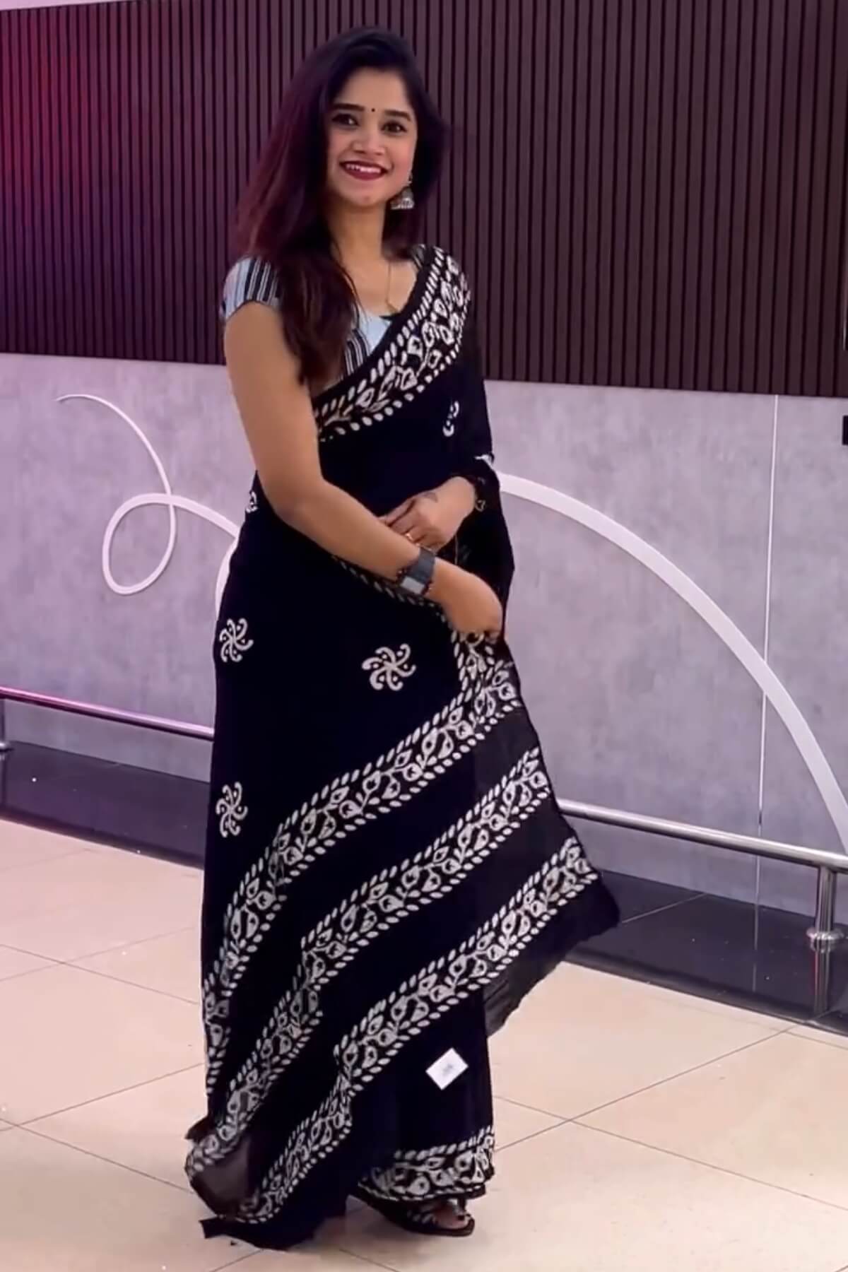 Black Mul Cotton Saree - fabric detail