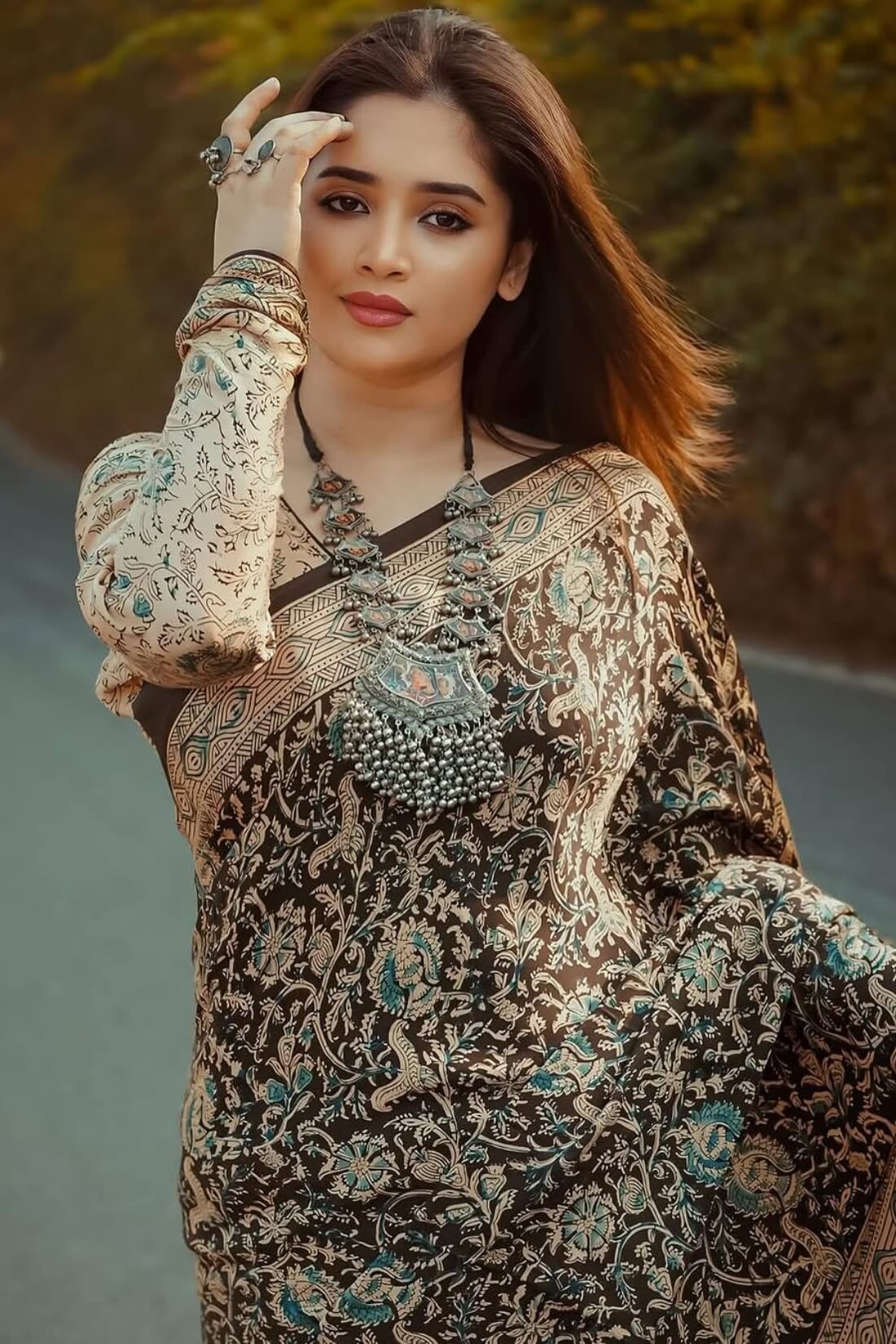 Beige and Black Crape Silk Saree - blouse piece